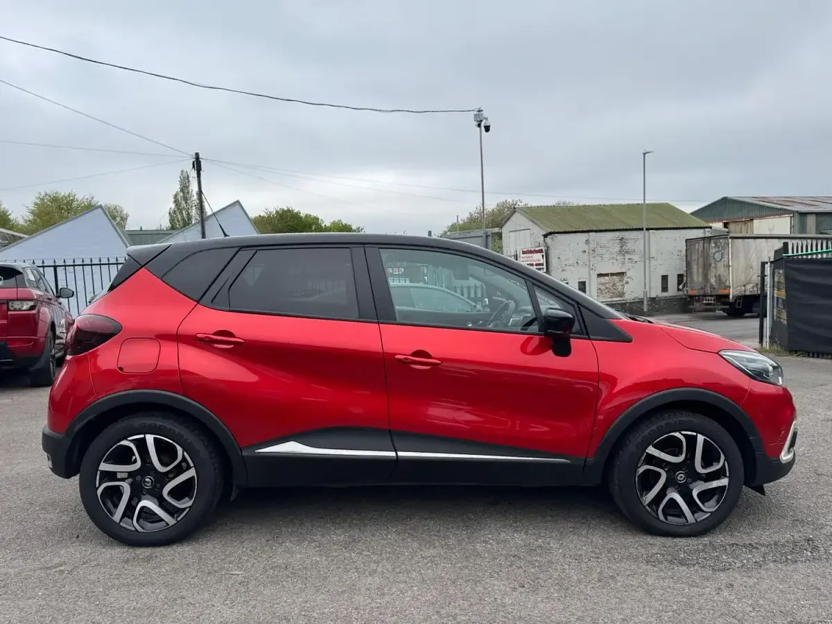 Used Renault Captur Iconic 90 HP (66 kW) 2019 Red/black SUV