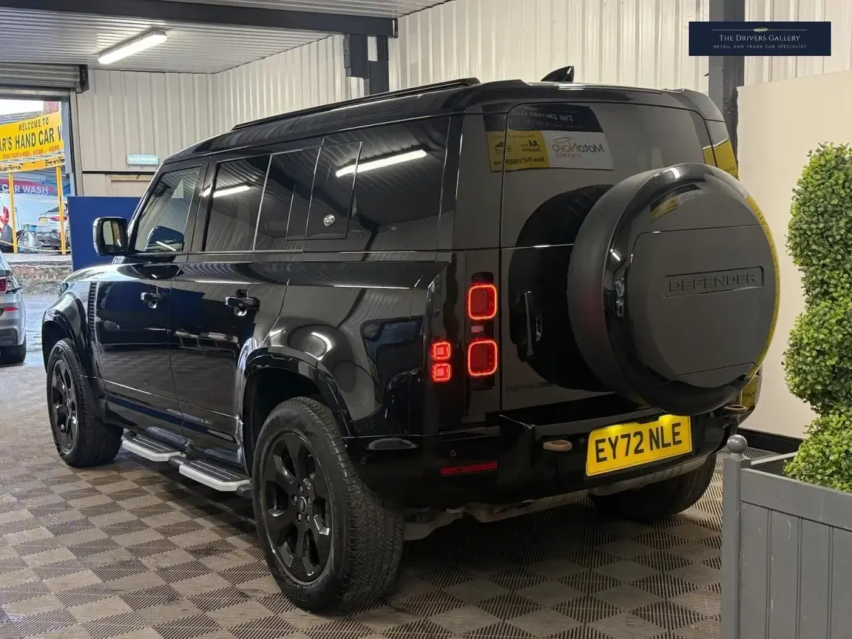 Used Land Rover Defender HSE Dynamic 300 HP (220 kW) 2022 Black SUV