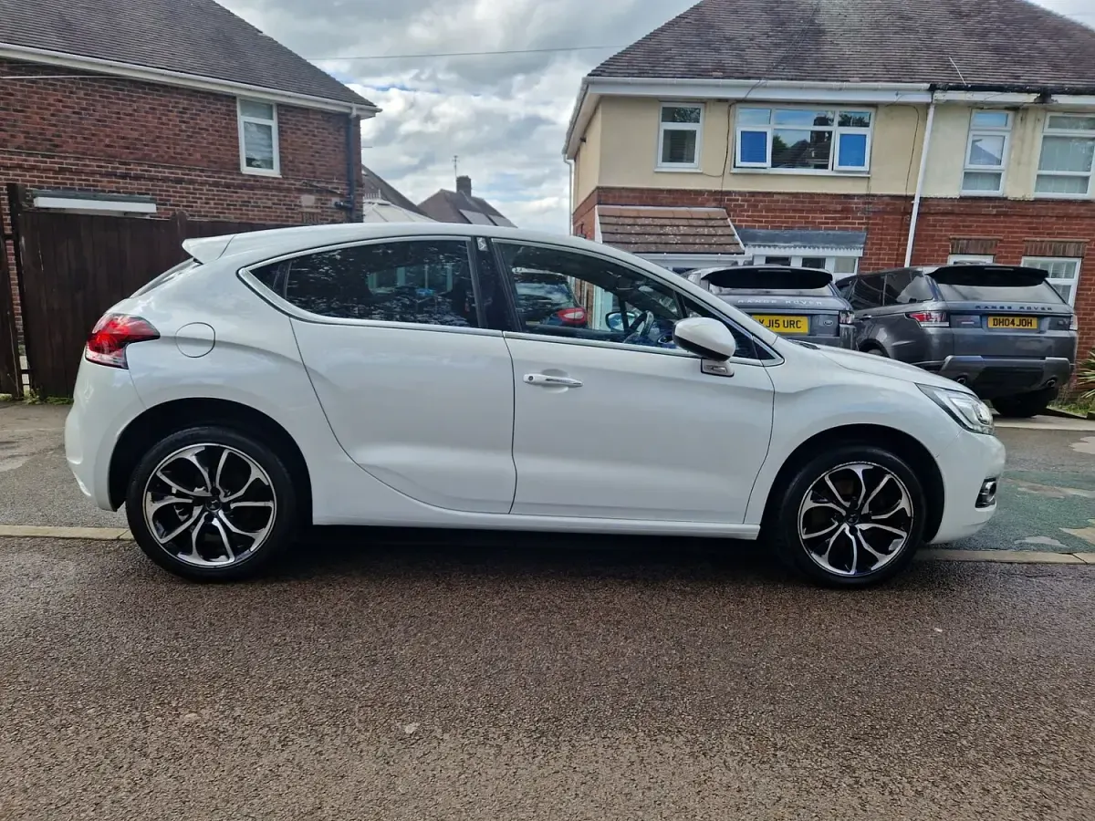 Used Citroën DS4 Prestige 2016 White Hatchback