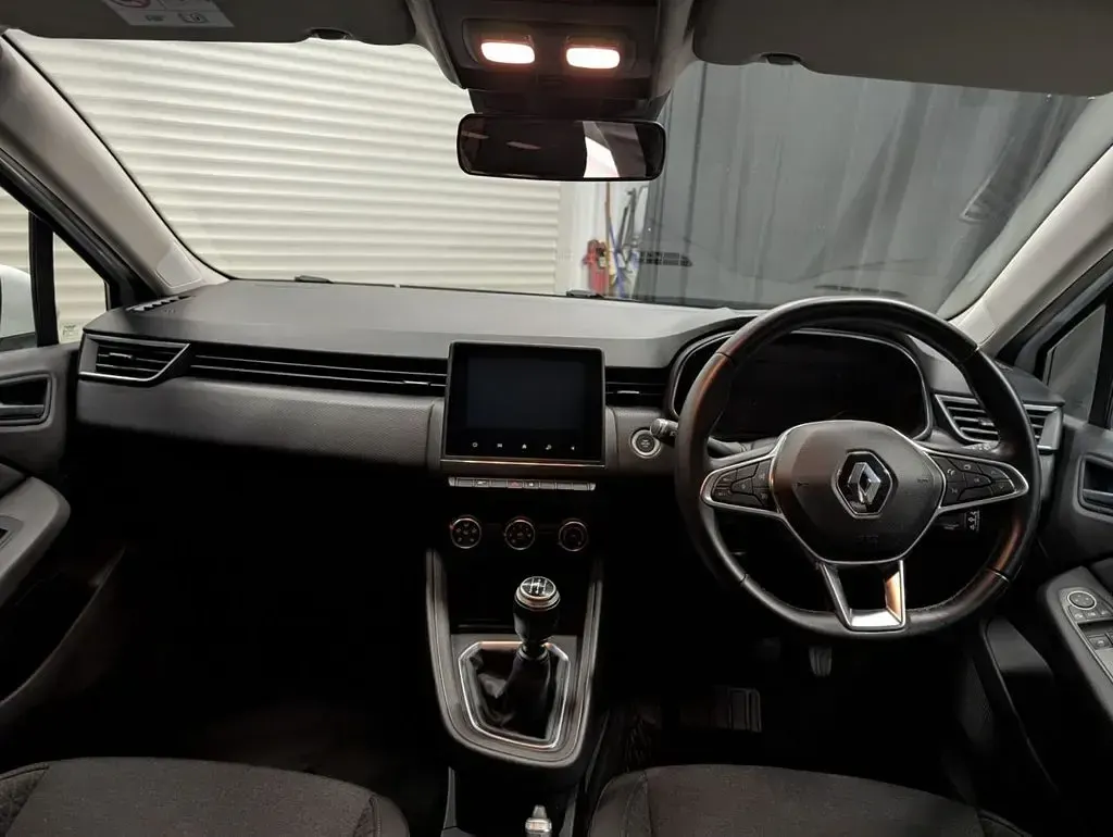 Used Renault Clio Iconic 75 HP (55 kW) 2020 White Hatchback