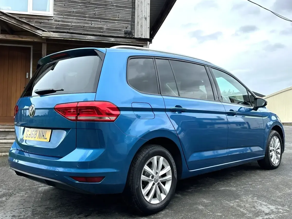 Begagnad VW Touran SE 115 HK (84 kW) 2018 Blå Minibuss
