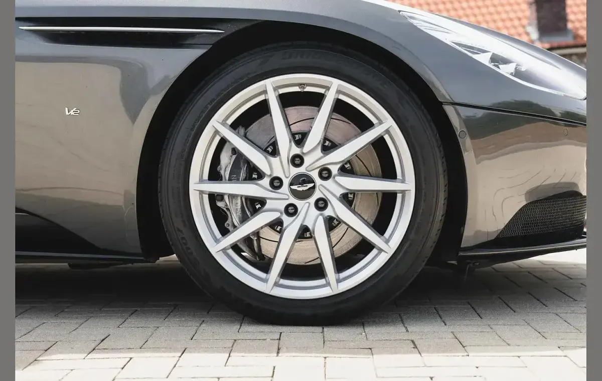 Used Aston Martin DB11 599 HP (440 kW) 2017 Silver Coupe