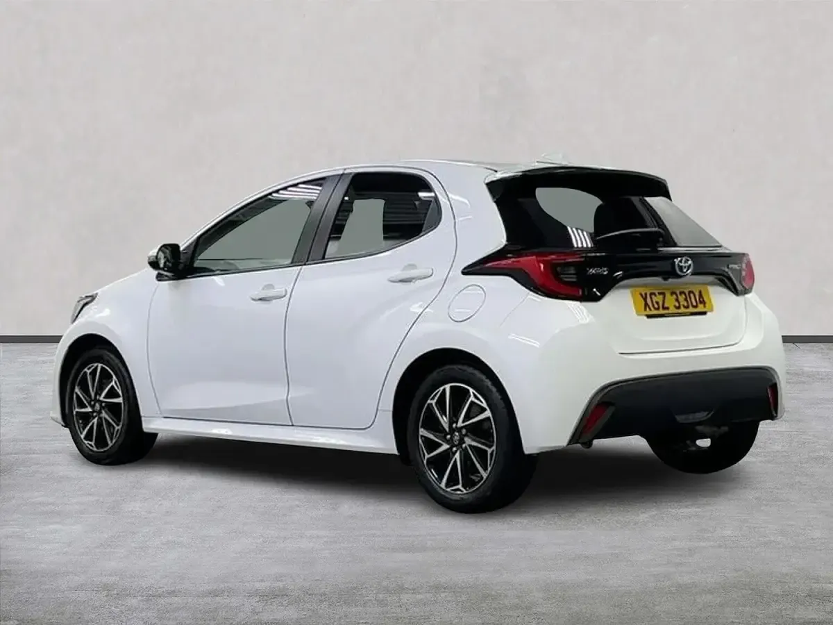 Used Toyota Yaris Hybrid Design 116 HP (85 kW) 2022 White Hatchback