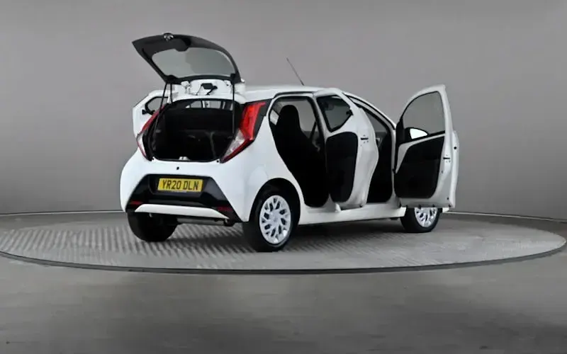 Used Toyota Aygo X-play 72 HP (52 kW) 2020 White Hatchback