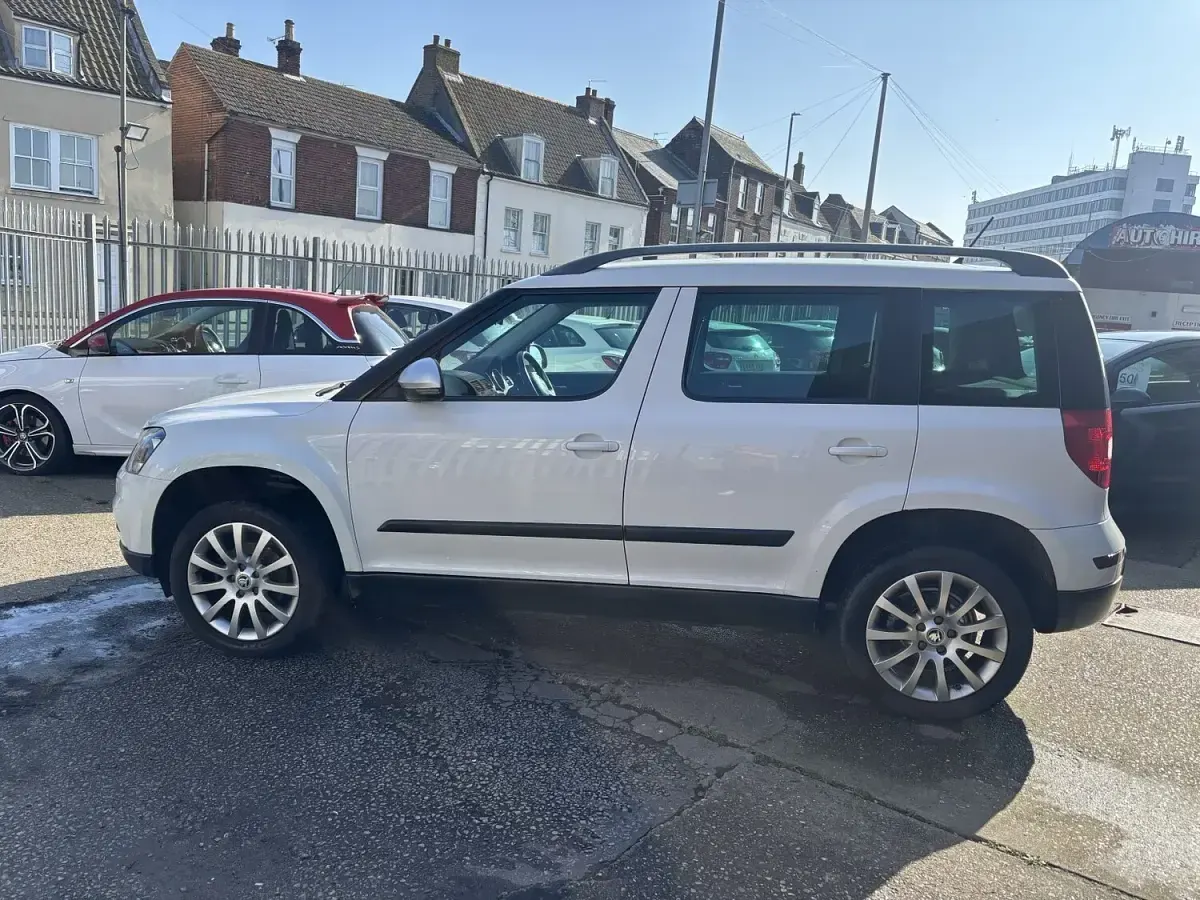 Used Skoda Yeti SE 110 HP (80 kW) 2015 White SUV