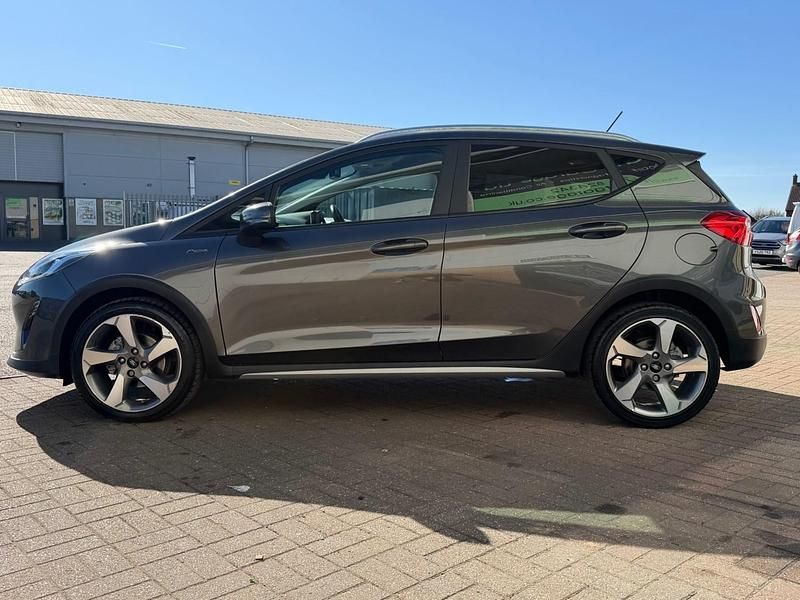 Usado Ford Fiesta Active X 125 HP (91 kW) 2019 Cinzento Citadino