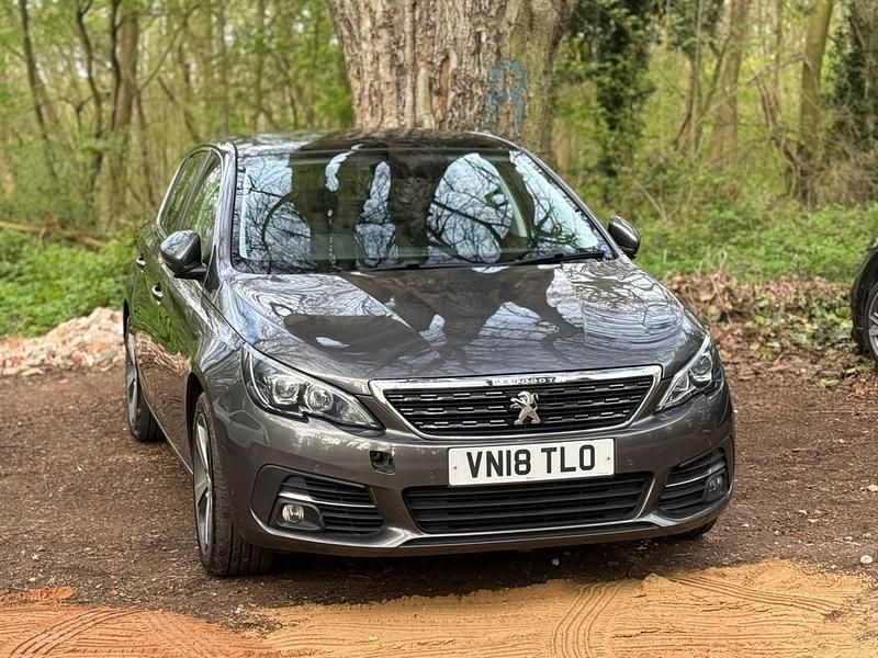 Usado Peugeot 308 Allure 130 HP (95 kW) 2018 Cinzento Citadino