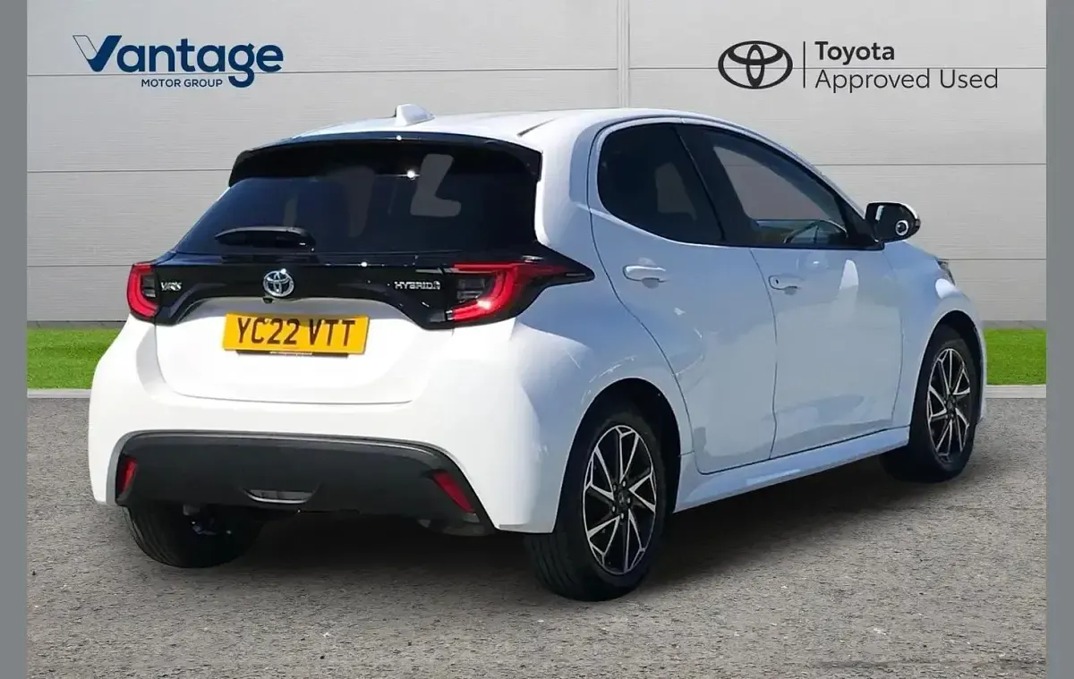 Used Toyota Yaris Design 113 HP (83 kW) 2022 White Hatchback