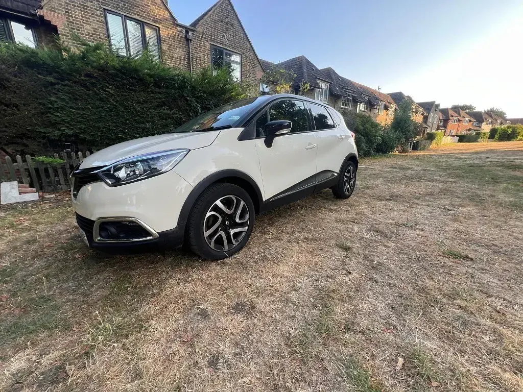 Used Renault Captur Dynamique 120 HP (88 kW) 2016 Black/white SUV