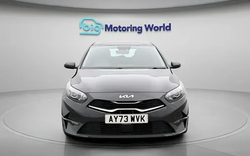 Usado Kia Ceed 160 HP (117 kW) 2023 Cinzento Citadino