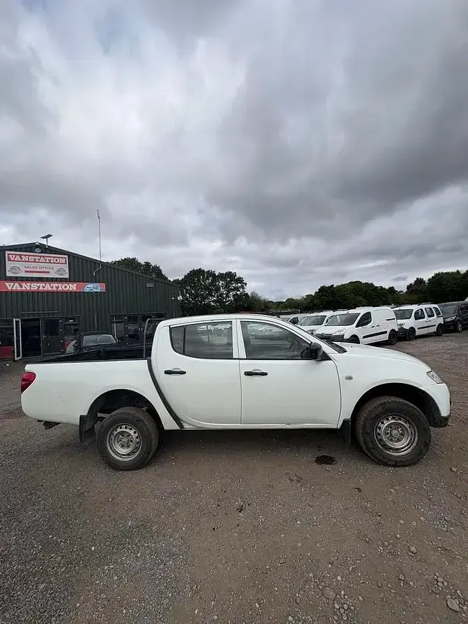 Used Mitsubishi L200 134 HP (98 kW) 2013 White Pickup
