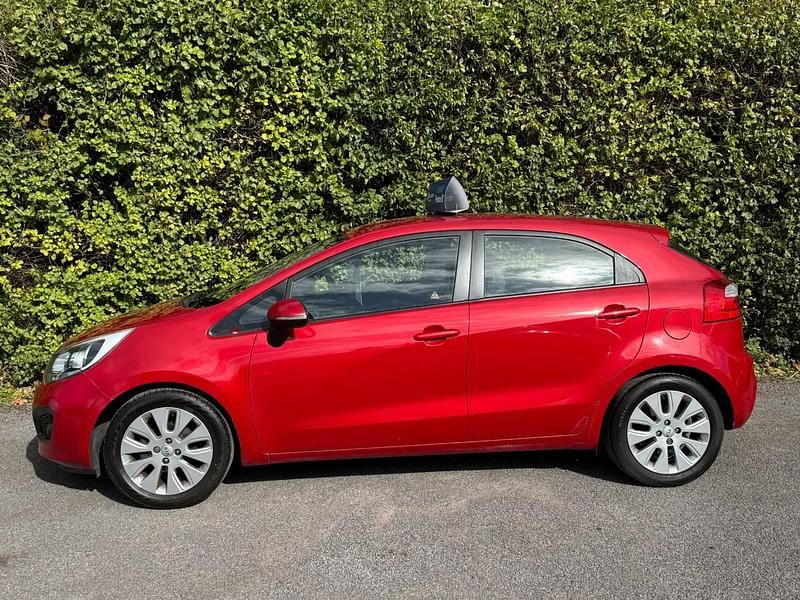 Usado Kia Rio 85 CV (62 kW) 2012 Rojo Utilitario