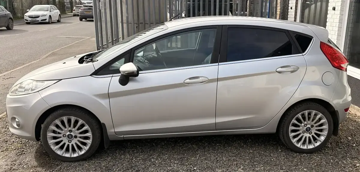 Used Ford Fiesta Titanium 70 HP (51 kW) 2011 Silver Hatchback