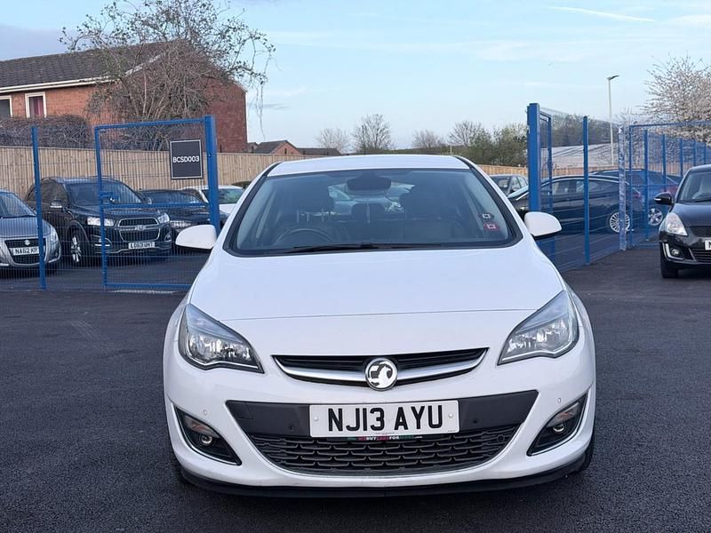 Used Vauxhall Astra Elite 2013 White Hatchback