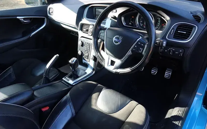 Used Volvo V40 R-Design 122 HP (89 kW) 2016 Blue Hatchback