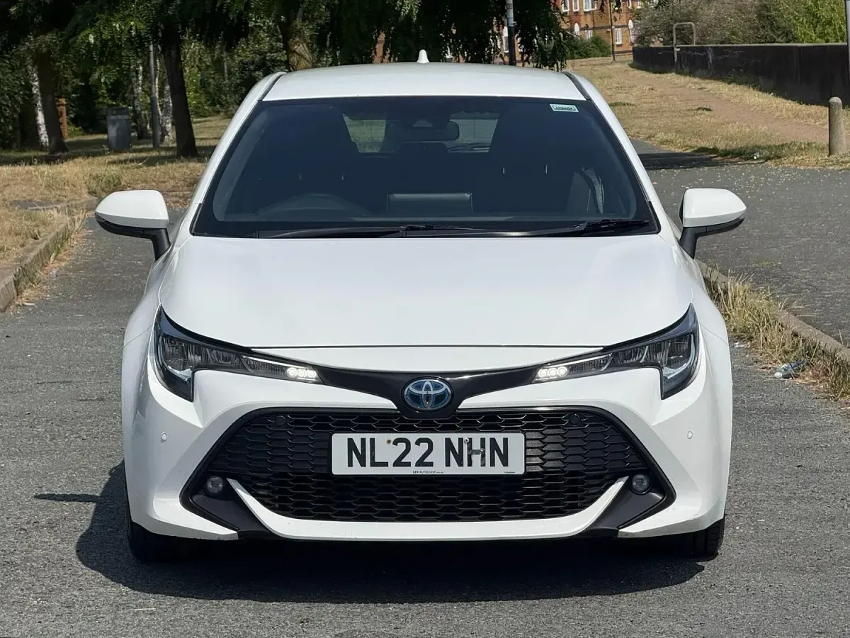 Used Toyota Corolla 122 HP (89 kW) 2022 White Hatchback