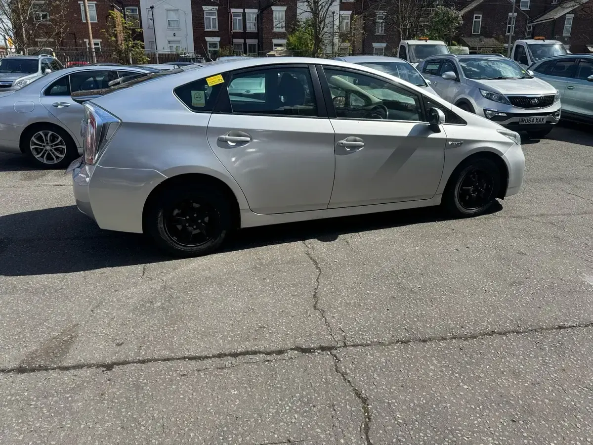 Usado Toyota Prius T4 136 HP (100 kW) 2014 Prateado Citadino