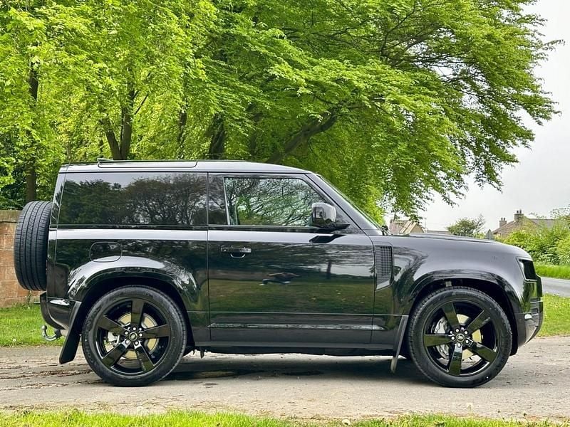 New Land Rover Defender HSE Dynamic 350 HP (257 kW) 2025 Santorini black Hatchback
