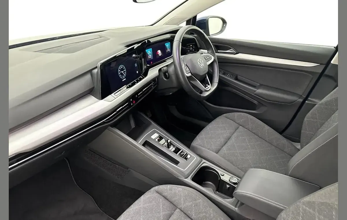 Używany VW Golf VIII Life 147 KM (108 kW) 2023 Niebieski Hatchback