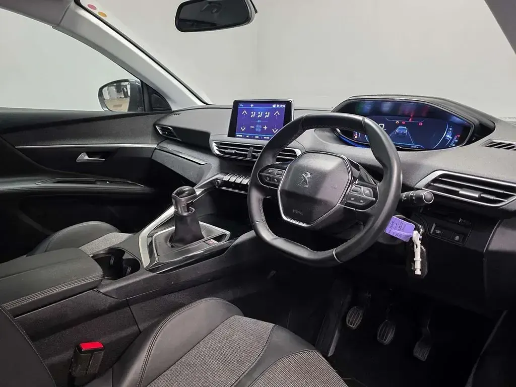 Usado Peugeot 5008 Allure 130 HP (95 kW) 2019 Azul SUV