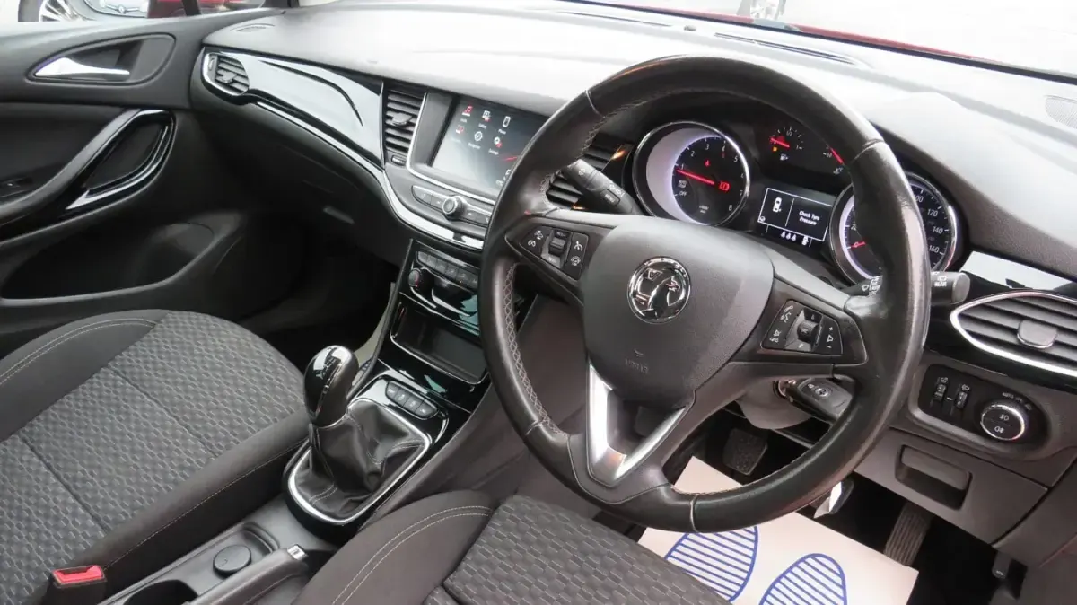 Begagnad Vauxhall Astra SRi 2019 Röd Halvkombi