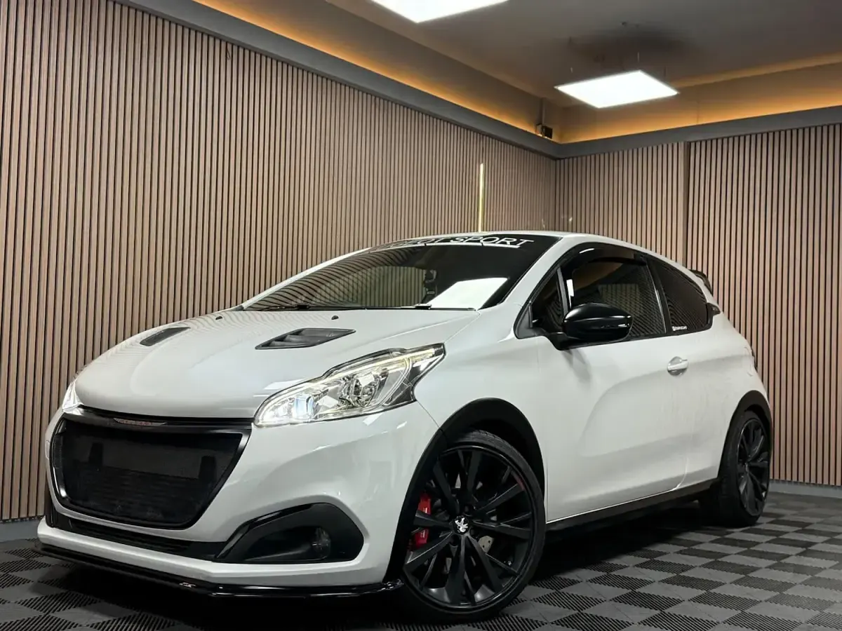 Used Peugeot 208 GTi by Peugeot Sport 208 HP (152 kW) 2016 White Hatchback