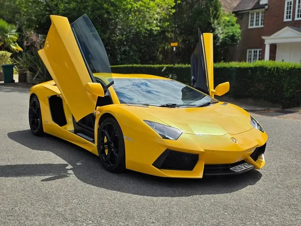 Used Lamborghini Aventador 700 HP (514 kW) 2013 Yellow Coupe