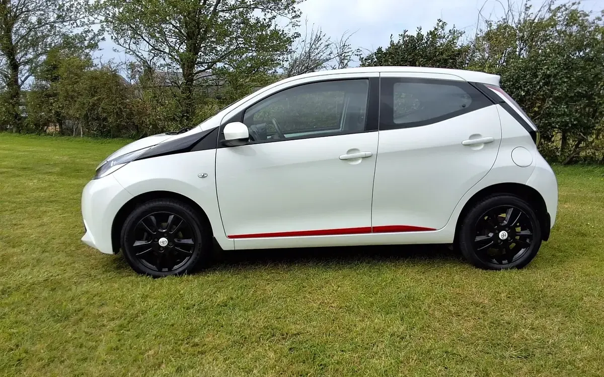 Used Toyota Aygo x-press 68 HP (50 kW) 2014 White Hatchback