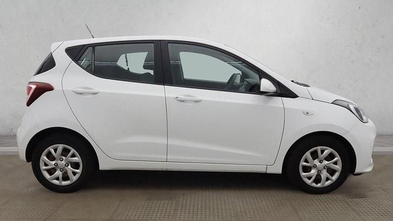 Used Hyundai i10 SE 87 HP (63 kW) 2017 White Hatchback