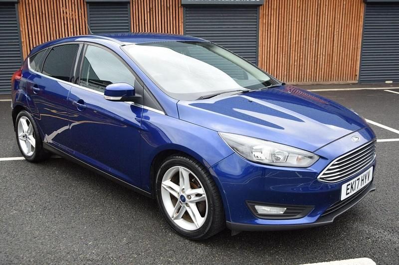 Used Ford Focus Zetec 120 HP (88 kW) 2017 Blue Hatchback