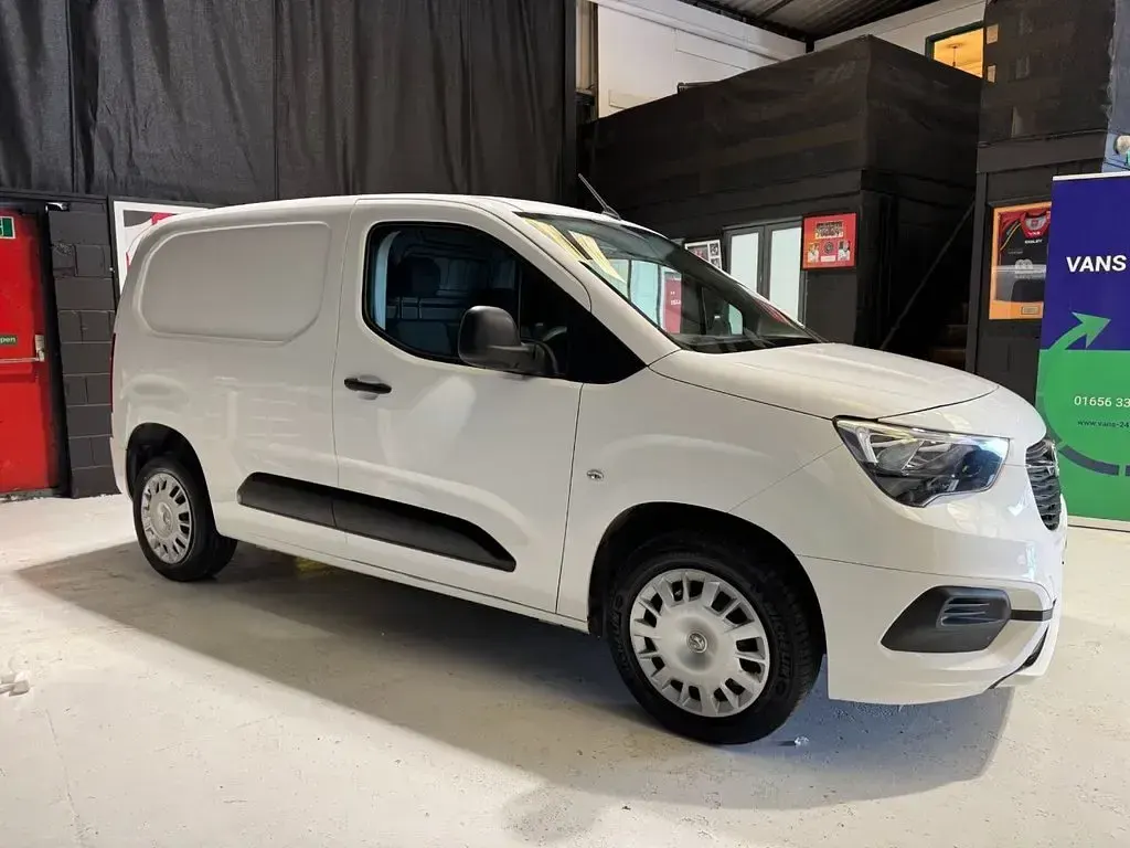 Käytetty Vauxhall Combo Sportive 100 HP (73 kW) 2020 Valkoinen Tila-auto