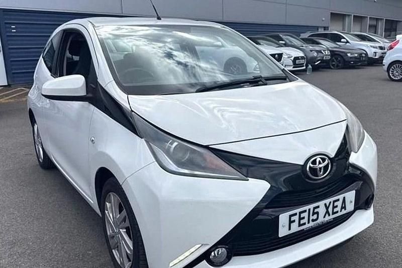 White Used 2015 Toyota Aygo x-press Hatchback | £4,895 (Fair price) - Image 1/1
