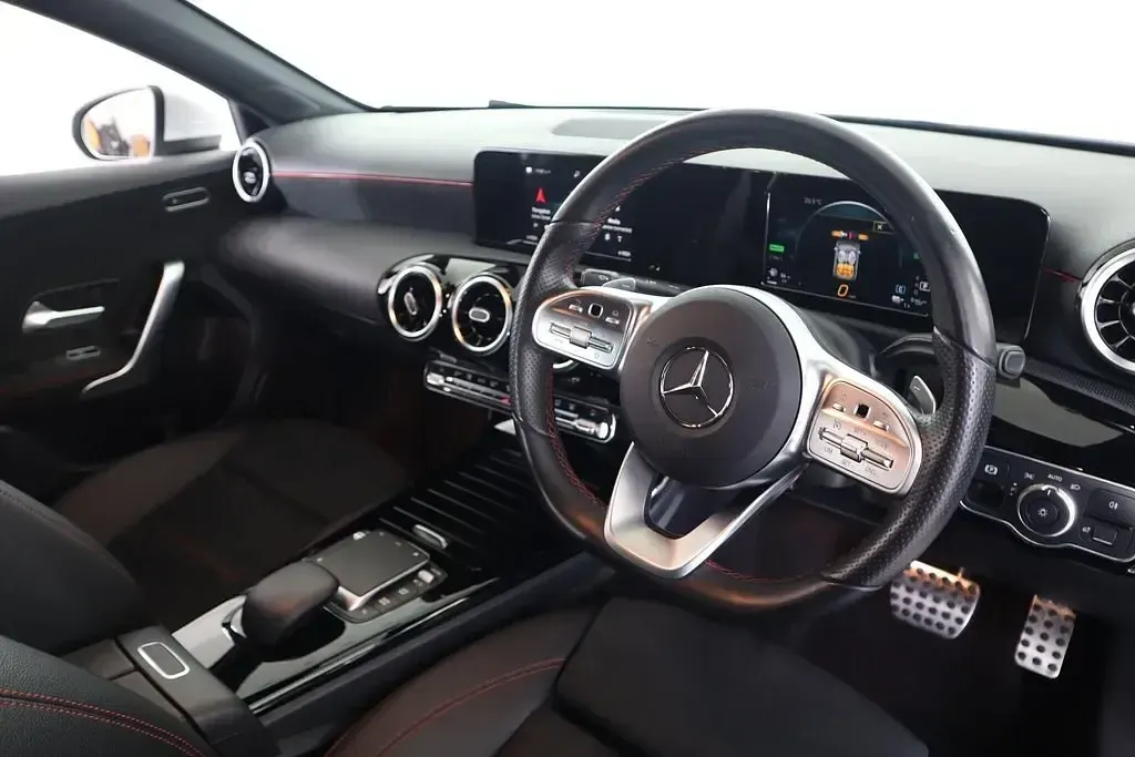 Begagnad Mercedes A250 AMG line 2020 Vit Sedan
