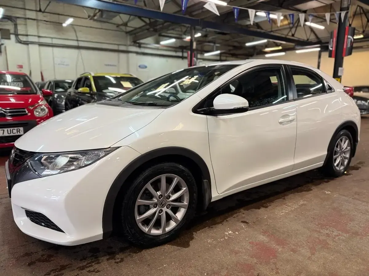 Used Honda Civic SE 100 HP (73 kW) 2013 White Hatchback