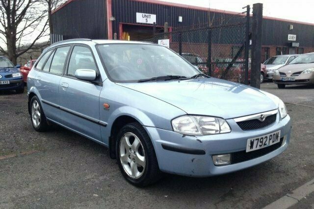 Begagnad Mazda 323 2000 Sedan