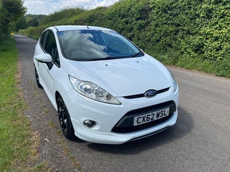 Used Ford Fiesta Metall 2012 White Hatchback