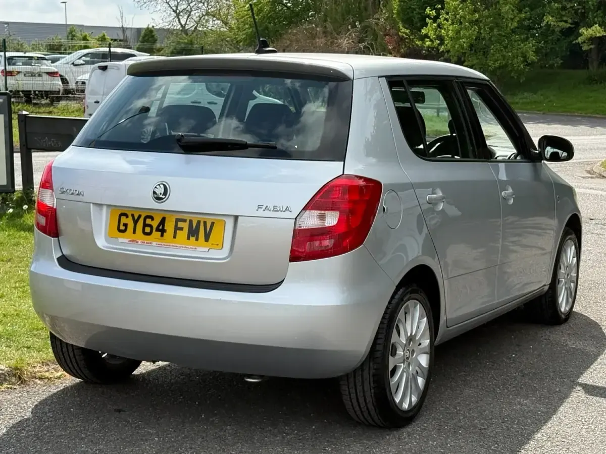 Begagnad Skoda Fabia Elegance 105 HK (77 kW) 2014 Silver Halvkombi