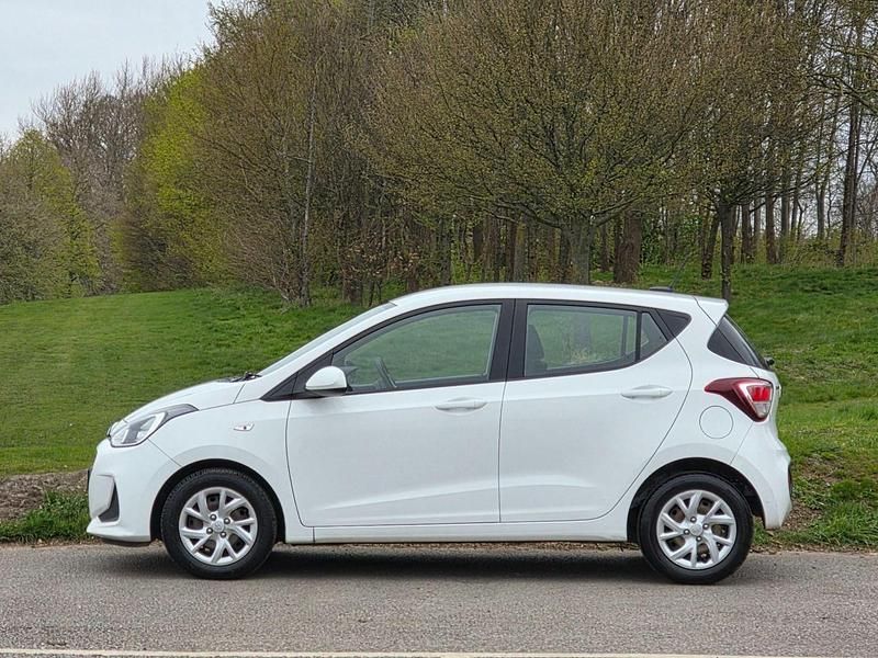 Used Hyundai i10 SE 83 HP (61 kW) 2017 White Hatchback