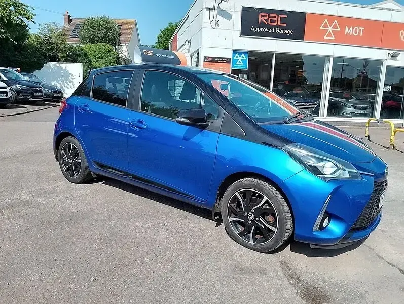 Used Toyota Yaris Design 111 HP (81 kW) 2017 Blue/black Hatchback
