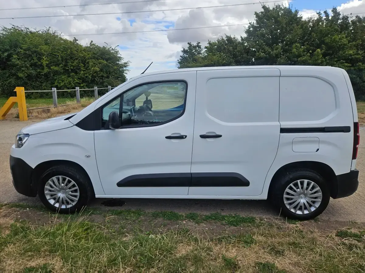 Used Citroën Berlingo Start 100 HP (73 kW) 2020 White MPV