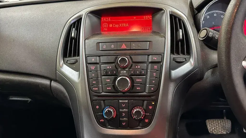 Second-hand Vauxhall Astra 115 CP (84 kW) 2013 Argintiu Hatchback