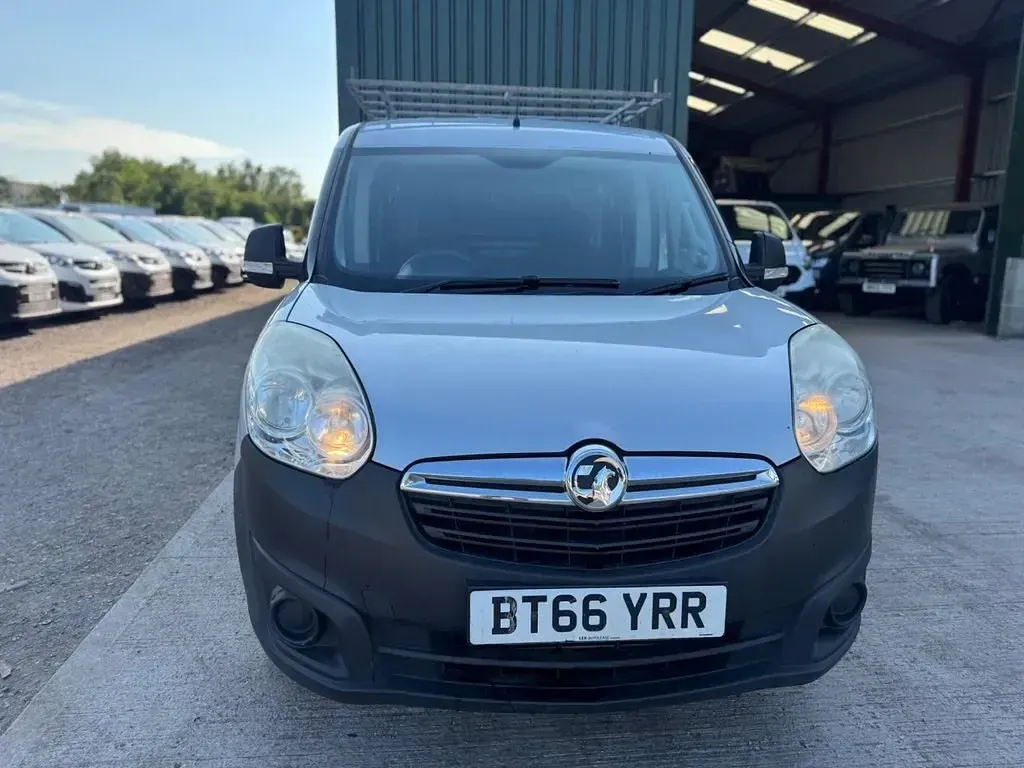 Używany Vauxhall Combo S 95 KM (69 kW) 2017 Srebrny Minivan