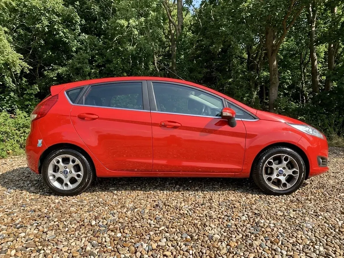 Used Ford Fiesta Zetec 96 HP (70 kW) 2012 Red Hatchback