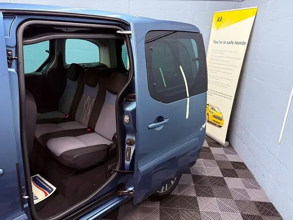 Second-hand Peugeot TePee Active 100 CP (73 kW) 2015 Albastru Monovolum