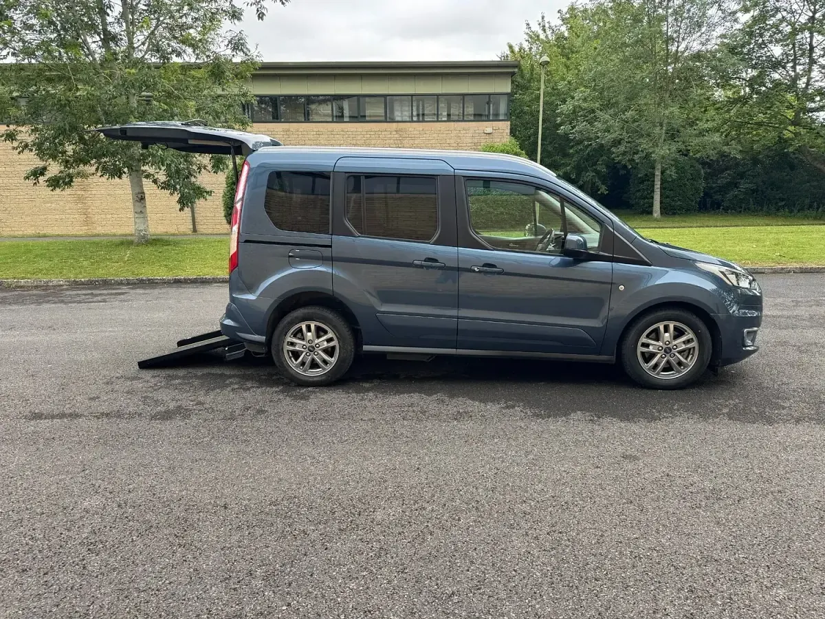 Used Ford Tourneo Connect Titanium 120 HP (88 kW) 2022 Blue MPV