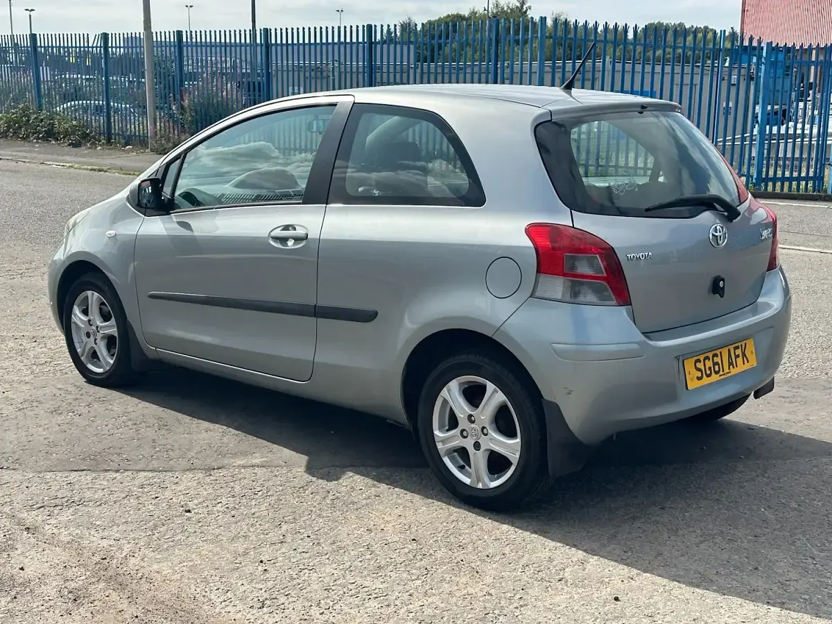 Used Toyota Yaris 69 HP (50 kW) 2011 Silver Hatchback