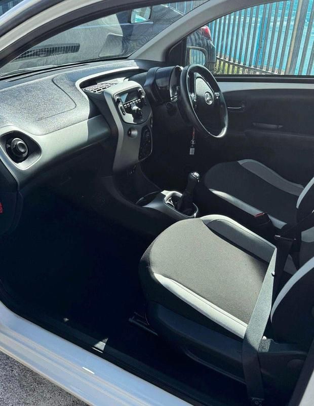 Used Toyota Aygo X-play 2018 White Hatchback