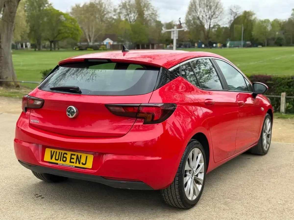 Second-hand Vauxhall Astra 100 CP (73 kW) 2016 Roșu Hatchback