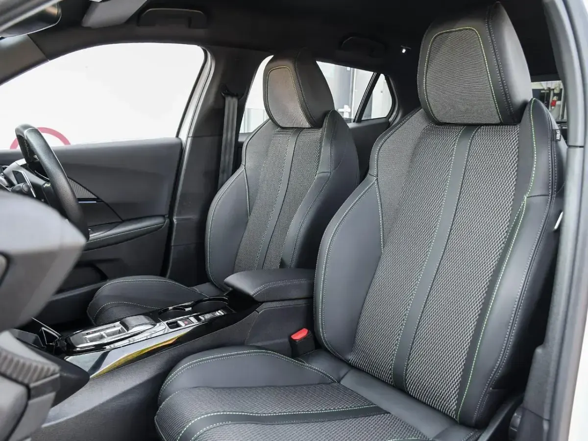 Second-hand Peugeot 2008 GT 134 CP (98 kW) 2024 Alb SUV