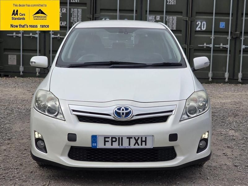 Used Toyota Auris Hybrid 136 HP (100 kW) 2011 White Hatchback